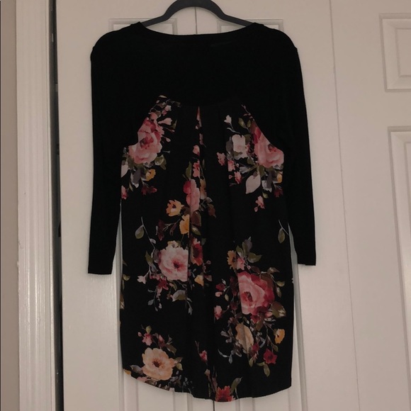 Women’s black and flower blouse. Super cute! - Picture 2 of 3